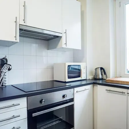 2 Bedroom Near And International Organisations Apartment